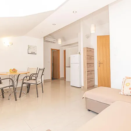 Six-bedroom In Casa vacanze