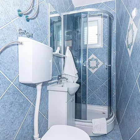 Six-bedroom In Casa vacanze