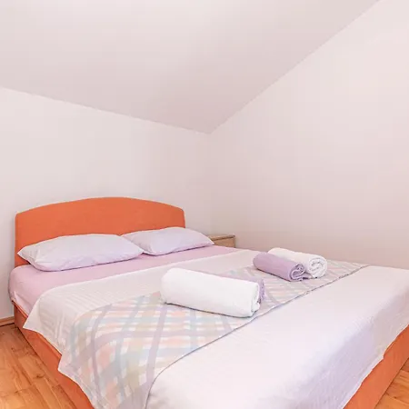 Six-bedroom In Casa vacanze Šibenik