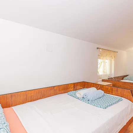 Six-bedroom In Casa vacanze