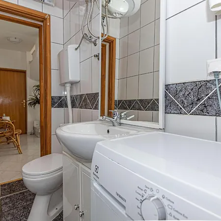 Six-bedroom In Casa vacanze Šibenik