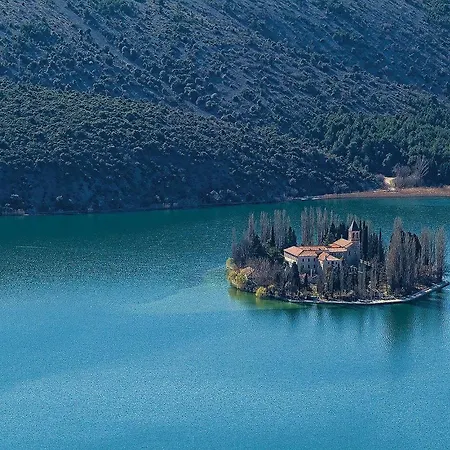 Six-bedroom In Casa vacanze *