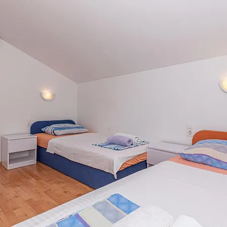 Six-bedroom In Casa vacanze