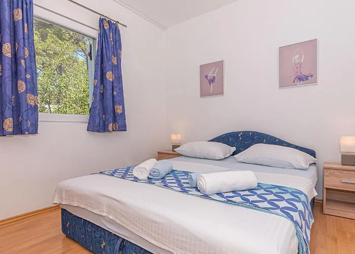 Six-bedroom In בית נופש