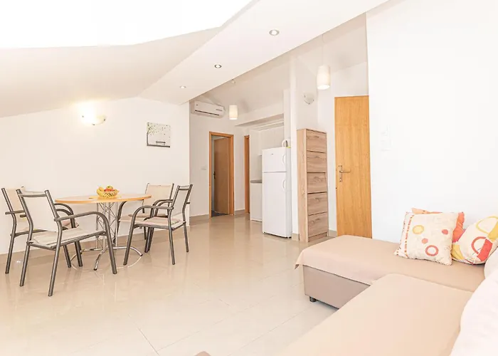 Six-bedroom In בית נופש