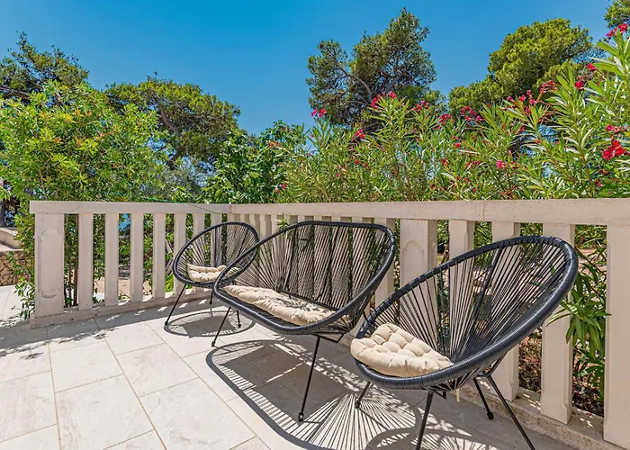 Six-bedroom In שיבניק