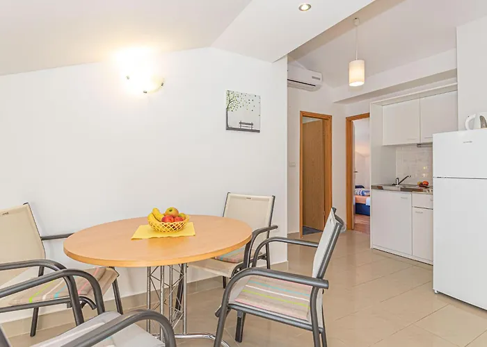 בית נופש Six-bedroom In שיבניק