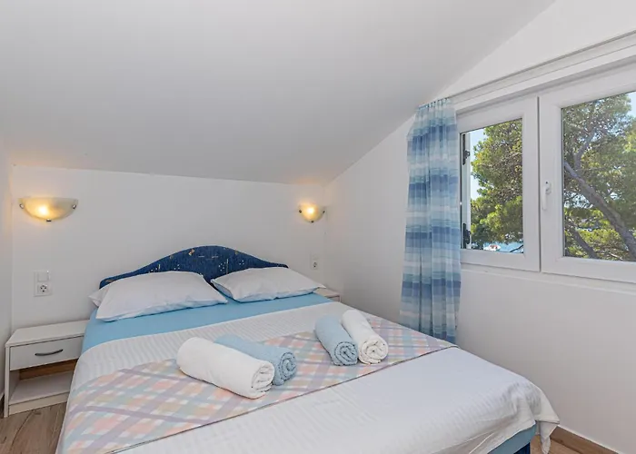 Six-bedroom In * שיבניק