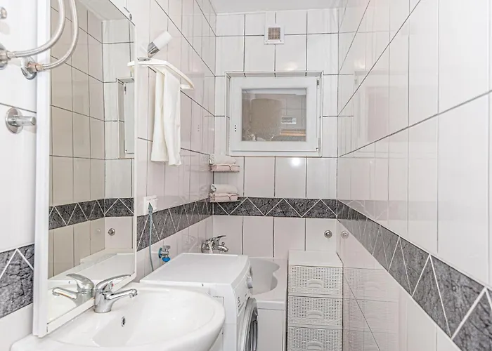 Six-bedroom In בית נופש