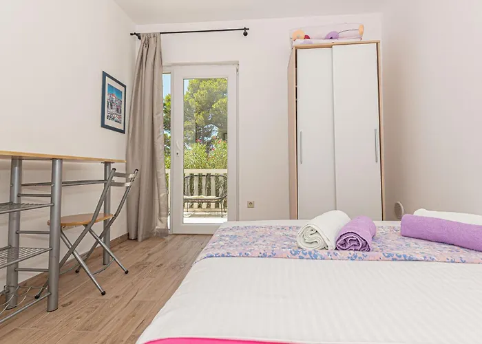 Six-bedroom In שיבניק