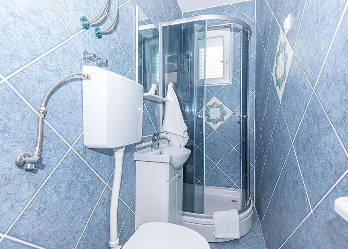 Six-bedroom In בית נופש