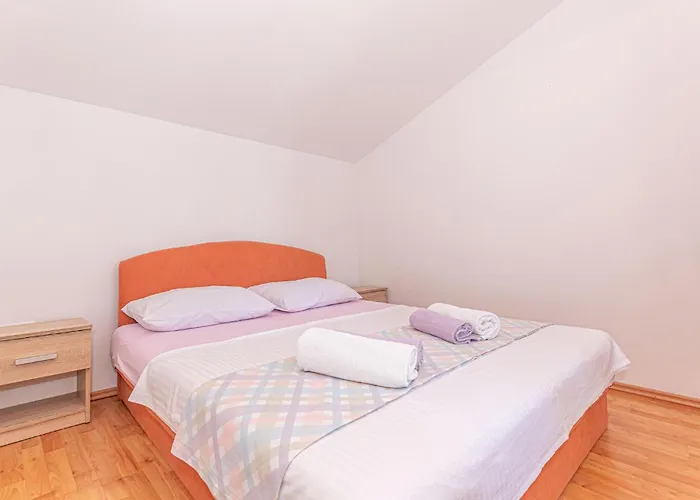 Six-bedroom In בית נופש שיבניק