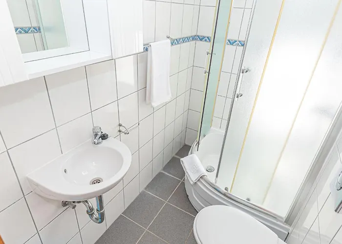 Six-bedroom In * שיבניק