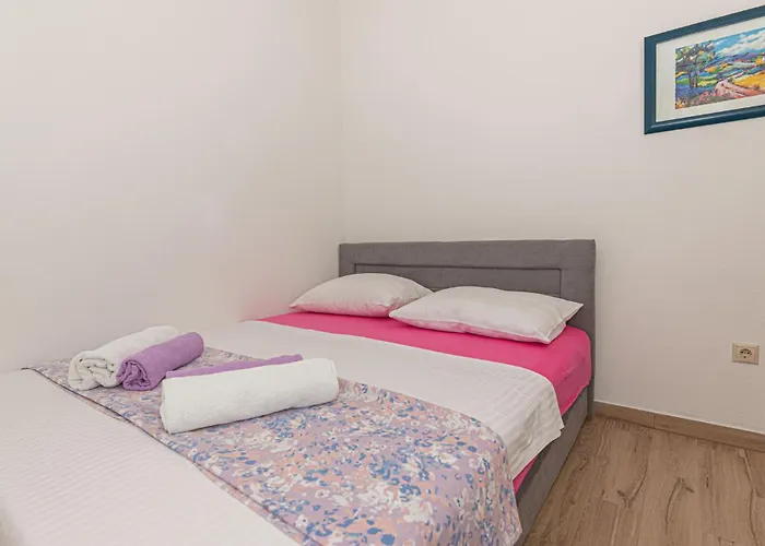 Six-bedroom In בית נופש