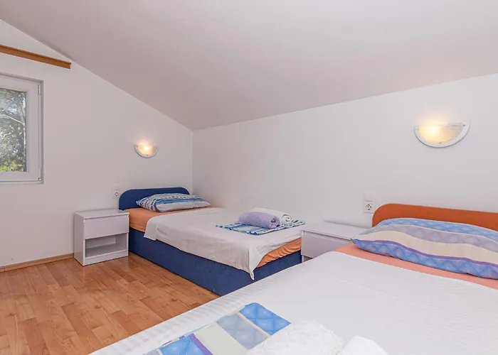 Six-bedroom In בית נופש